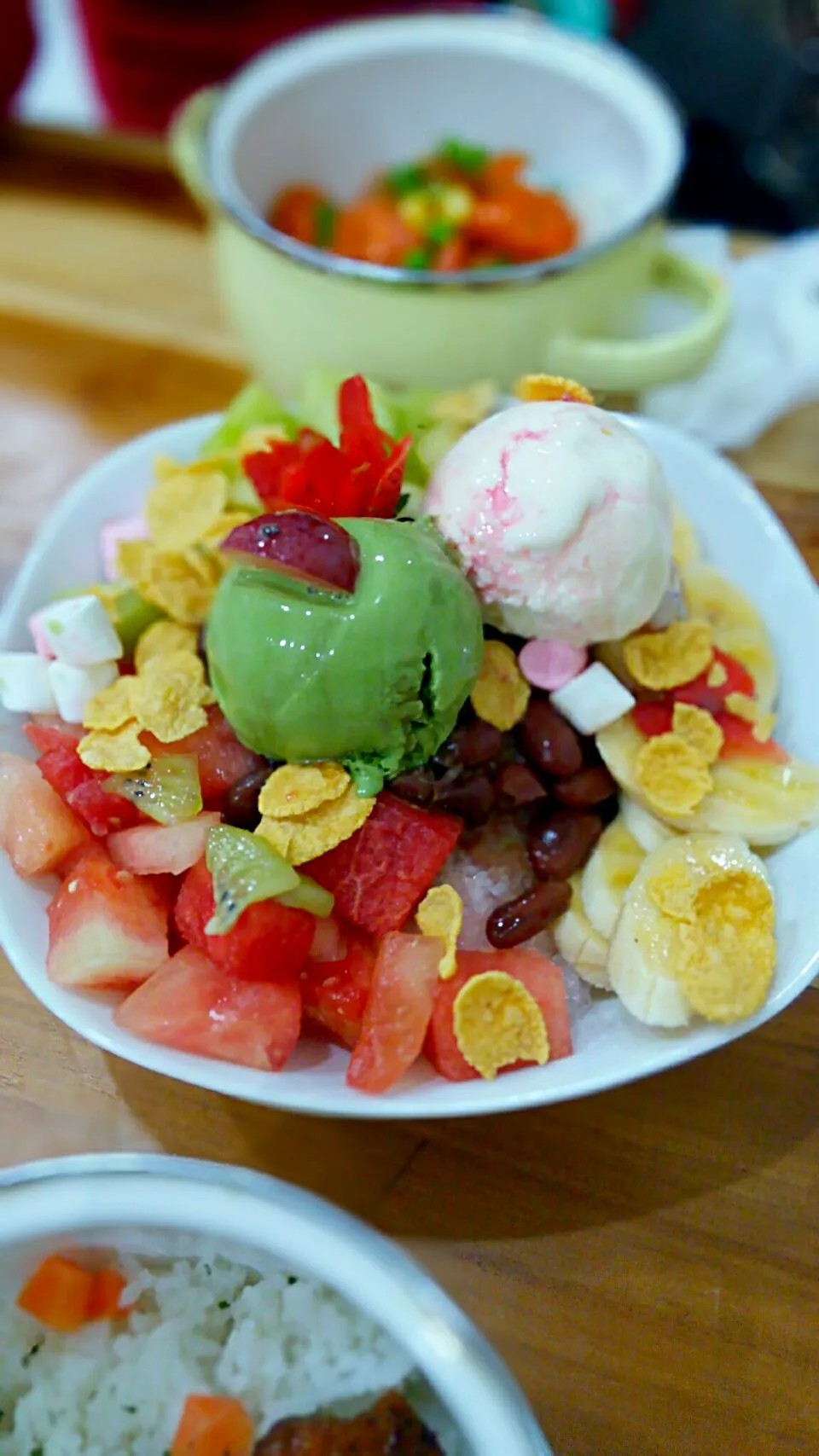 Patbingsoo, a kind of dessert. made of mixfruit, read bean, syrup, with ice cream on the top in Korean style. 
#bingsoo #dessert|Ren Setiawanさん