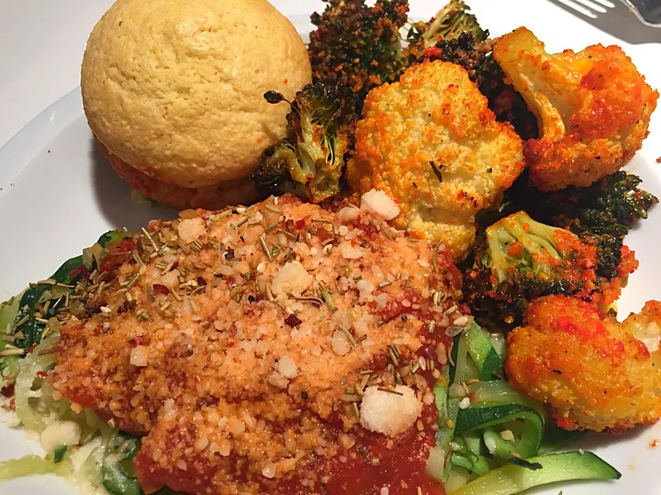 Steamed zucchini noodles with pasta sauce and Parmesan cheese, roasted broccoli and cauliflower, sweet cornbread muffin|Dara Braddockさん