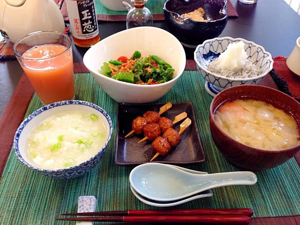 カブの葉入りお粥,サラダ,しらすの大根おろし添え,つくね，お味噌汁|ryotaママさん