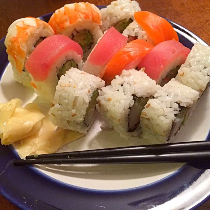 Sushi with salmon, shrimp, and tuna😍|Sweet and Prettyさん