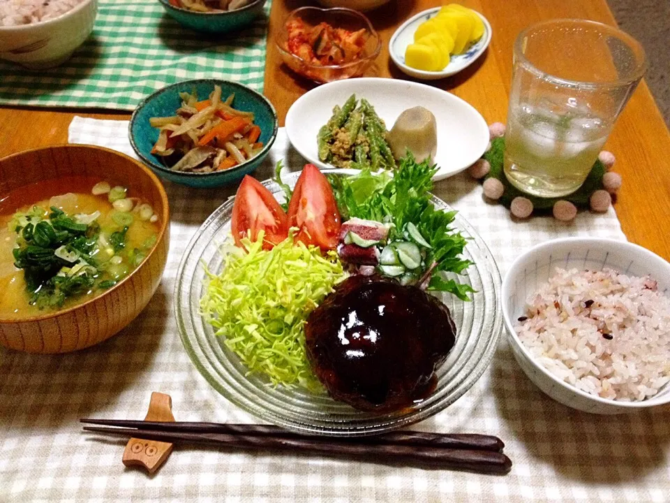 Snapdishの料理写真:ハンバーグ🍀と常備お野菜de晩ごはん😀|nono_miさん