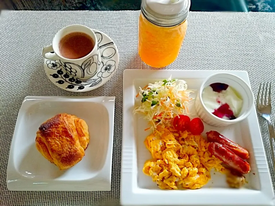 土曜日の朝ご飯☕🍞🌄|yokoさん