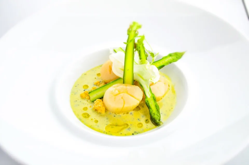 Hokkaido Japanese  Scallops cream peas, asparagus, parmesan crumble.|chef louisさん