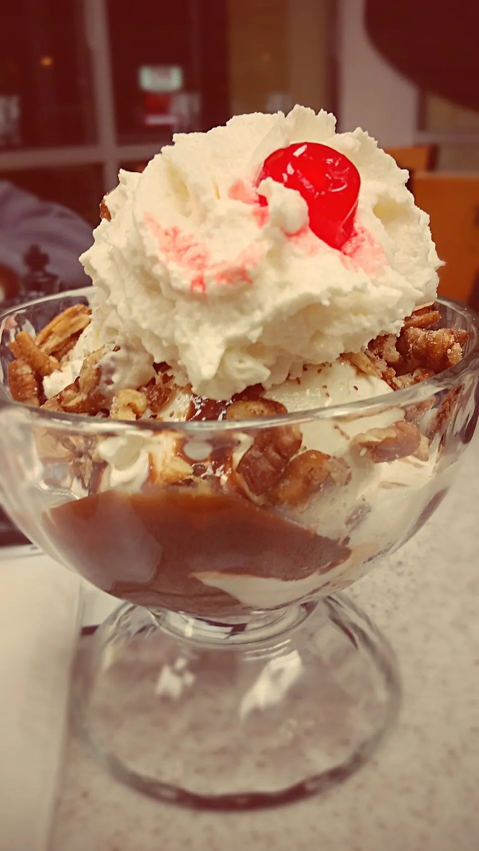 Oberweis Brownies Sunday: warm brownies, vanilla ice cream, hot fudge, pecans, topped with whipped cream and a cherry.|Jihollandさん