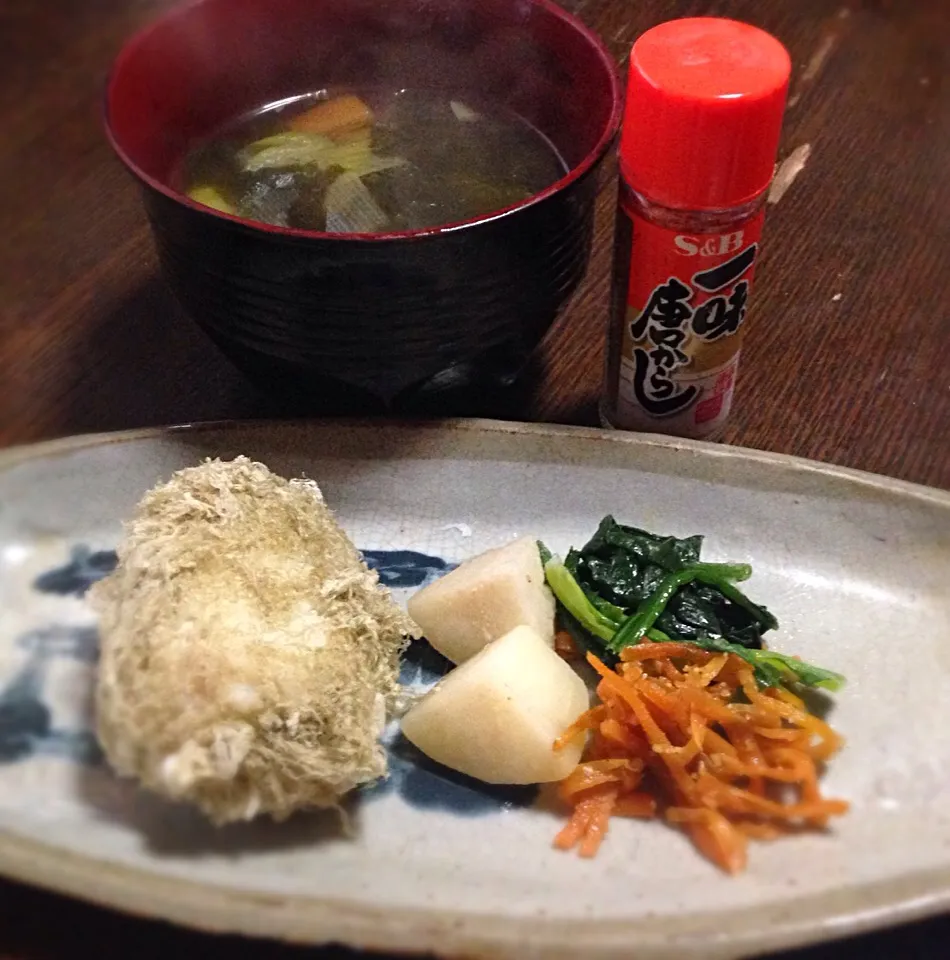 朝ごはん とろろ昆布おにぎり 里芋煮 人参きんぴら 小松菜炒め ワカメスープ|ぽんたさん