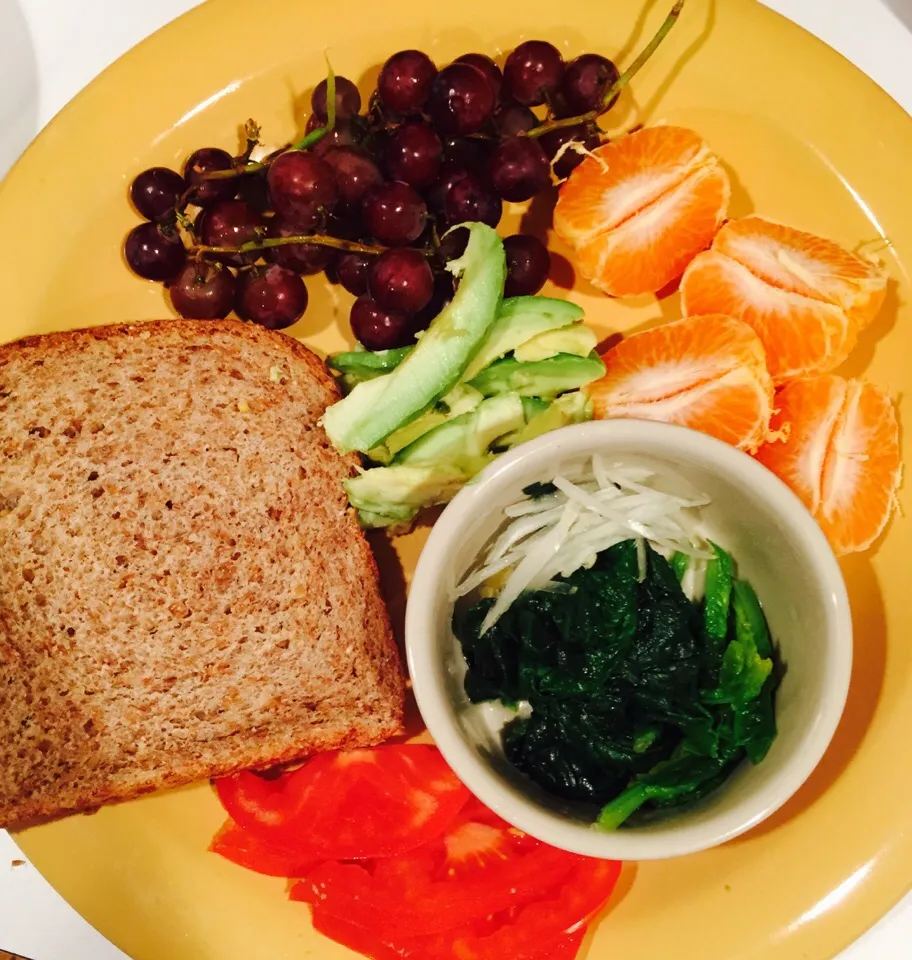 Avocado, spinach & tomato toast with side of grapes and tangerine|victoria valerioさん