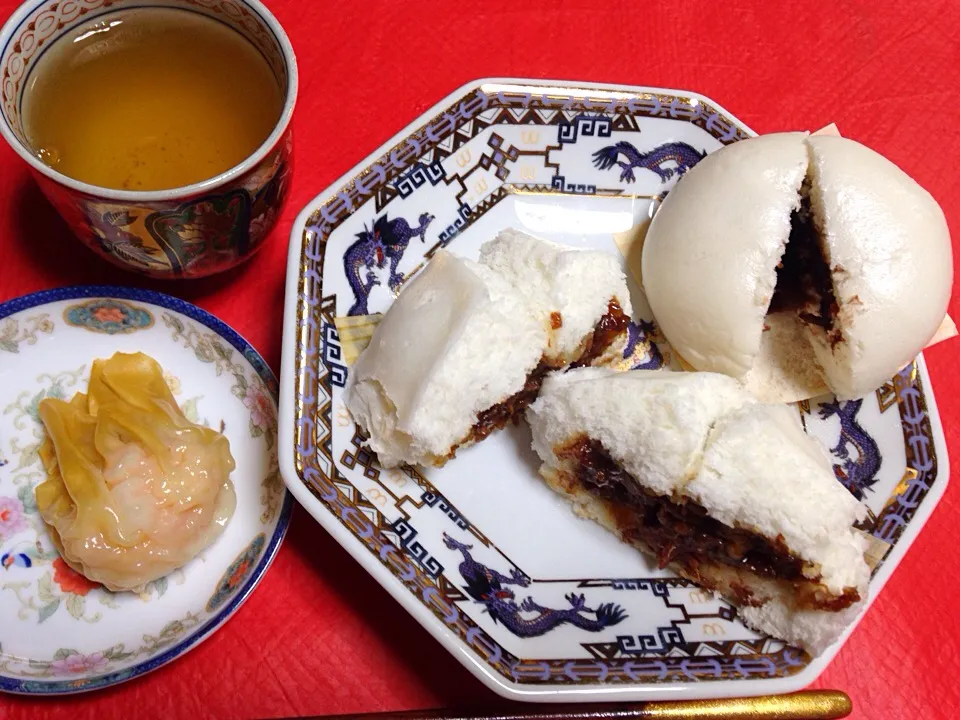 20150207朝食。聘珍楼のチャーシューパオ、餡饅、エビ包みを蒸して。ジャスミン茶。|Keiko Moritaさん