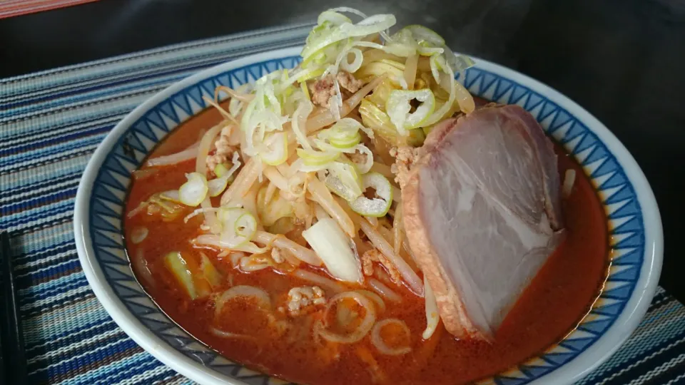 スーパーで買ってきた仙台辛味噌ラーメン！
玉ねぎのみじん切り多目に炒めて甘味を出してイイ味に❗|SATOSHI OOCHIさん