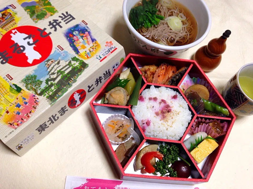 20150207昼食。昨日東京駅の「駅弁屋祭」で買った「東北まるごと弁当」に、温かいそばと八女茶を添えて。|Keiko Moritaさん