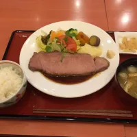 Snapdishの料理写真:Oat-fed roast beef with rice and miso soup, courtesy Denny's in Yotsuya, Tokyo. Delicious!|Noriyo A. Sekiyamaさん