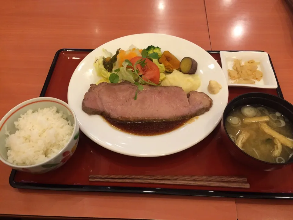 Oat-fed roast beef with rice and miso soup, courtesy Denny's in Yotsuya, Tokyo. Delicious!|Noriyo A. Sekiyamaさん