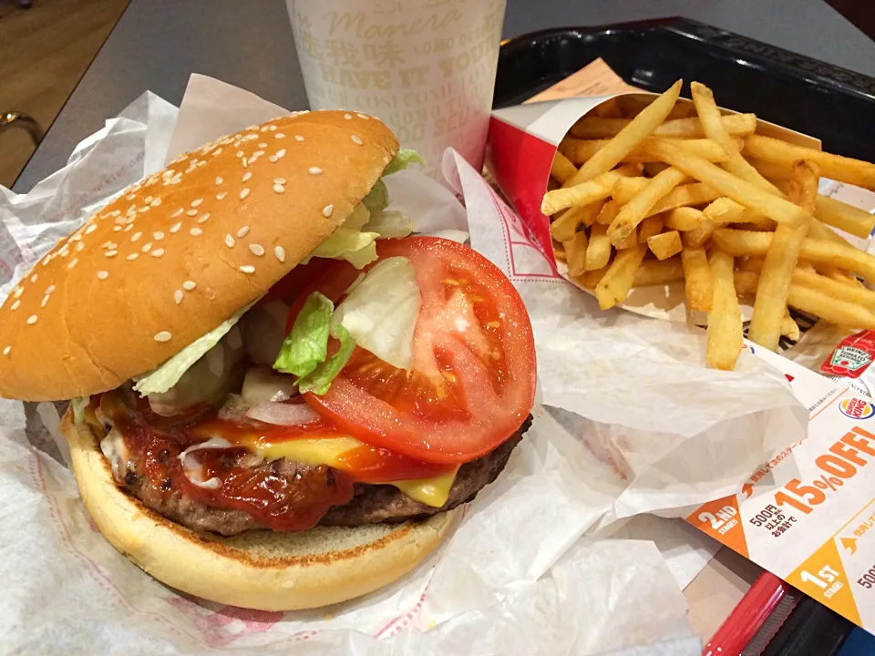 Snapdishの料理写真:แฮมเบอร์เกอร์ ハンバーガー DOUBLE WHOPPER CHEESE@ที่ญี่ปุ่น BURGER KING|akiさん