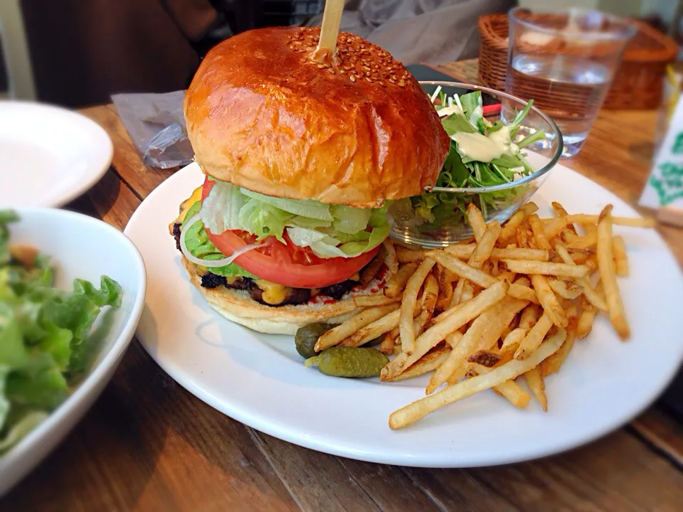 Snapdishの料理写真:アボカドチェダーチーズバーガー🍔|けいちゃん（ももザィル）さん