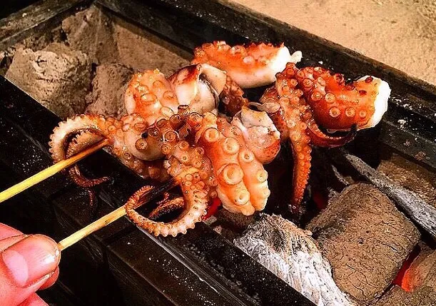 焼き飯蛸
飯蛸の季節、ヌメリをとって串焼き
強火の炭火加減
#飯蛸
#一足先に春を
#日本酒ですね|Yogiさん