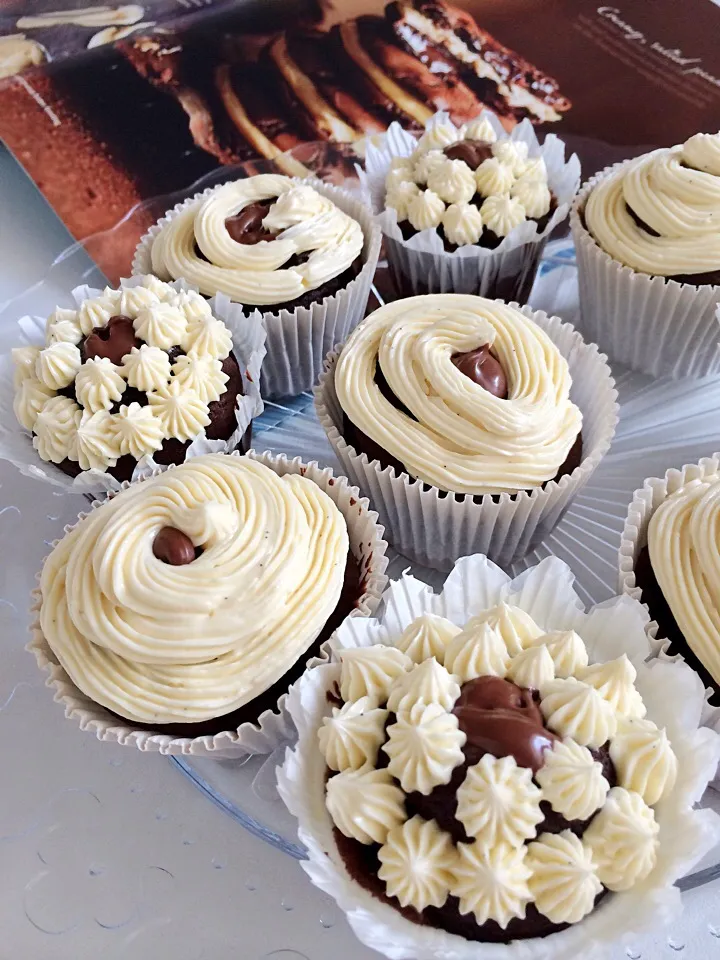 Chocolate cupcakes with Nutella fillings and Swiss meringue cream|12Dragonさん