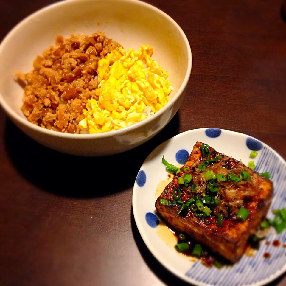 Snapdishの料理写真:鶏そぼろごはん、揚げ焼き豆腐|ぼぶさん