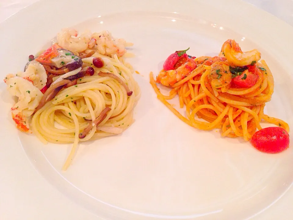 Snapdishの料理写真:海の幸のトマトソース スパゲッティと本日のシェフおまかせパスタ🍝|ゆうじ.さん