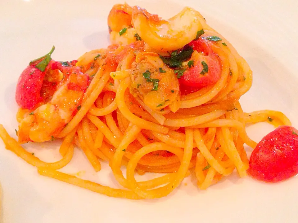 Snapdishの料理写真:Spaghetti with seafood and tomato sauce 海の幸のトマトソース スパゲッティ🍝🇮🇹|ゆうじ.さん