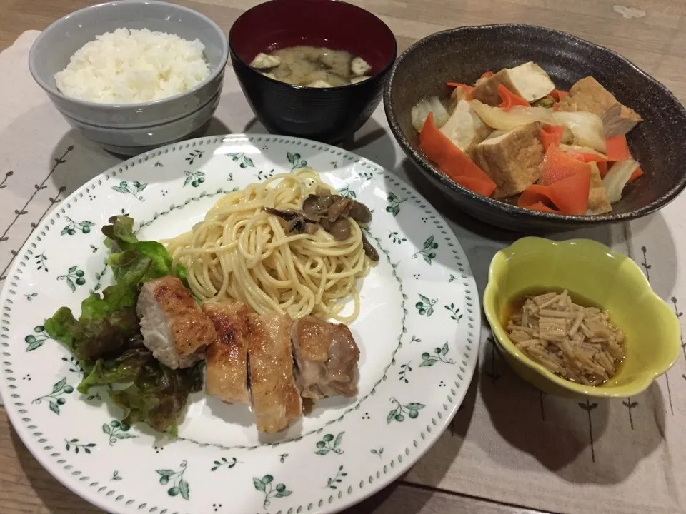 鶏ももパリパリ塩レモン焼ききのこパスタ添え・厚揚げと白菜人参のサッと煮・自家製なめ茸・茄子と人参の味噌汁|まーままさん