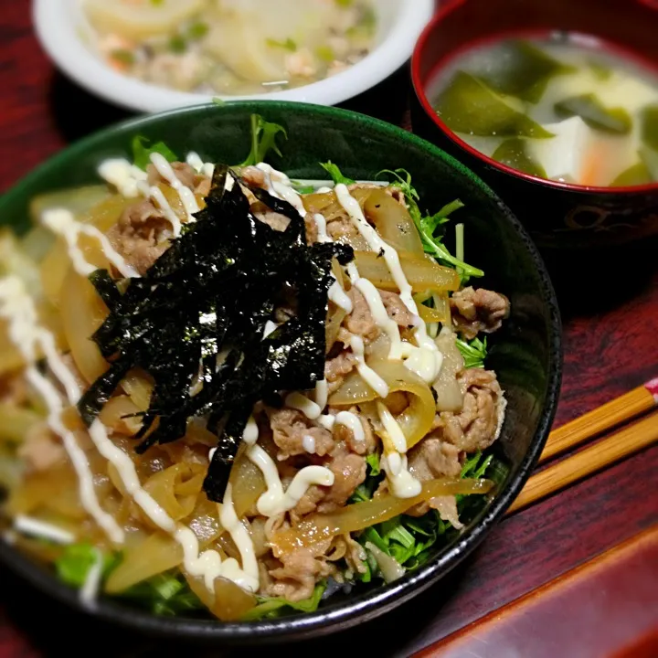 豚の生姜焼き丼＆根菜とワカメと豆腐の味噌汁|ともえさん