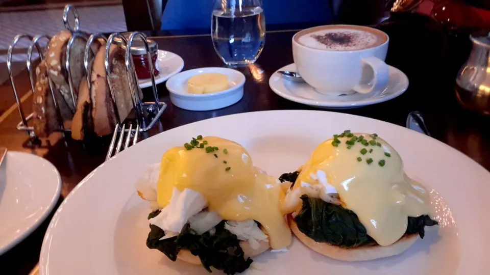 English muffin with spinach, smoked haddock, poached eggs and hollandaise|Simon Mathewsさん