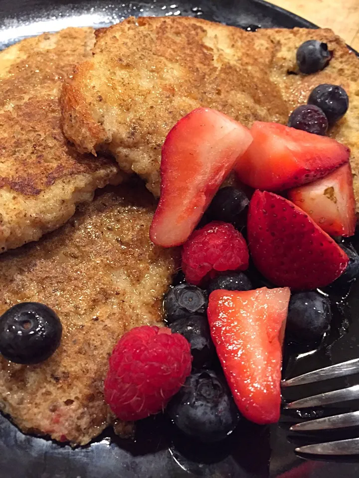 Vegan Sourdough French Toast with chia seeds, strawberries and blueberries|georgianaさん