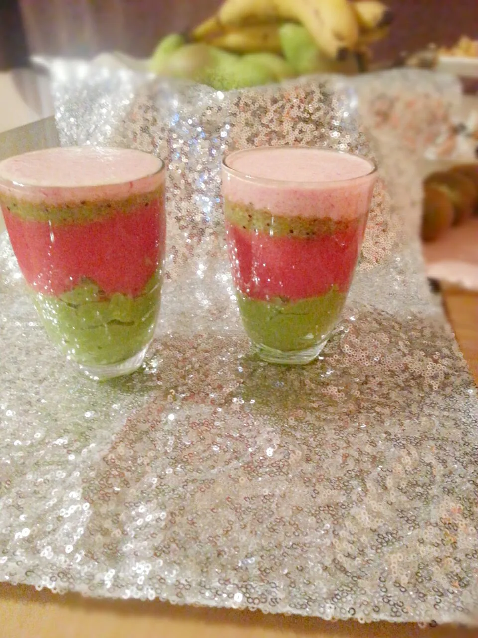 Snapdishの料理写真:Avocado 🍯🍓Erdbeeren kiwi Honig|aya bahaaさん