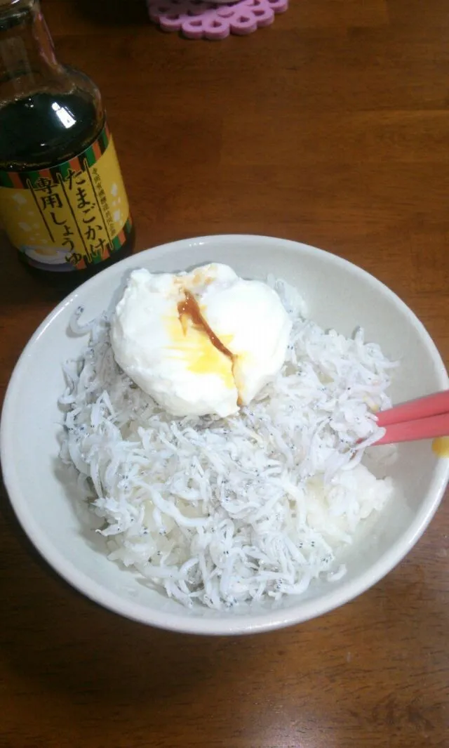 朝食 (^-^)vポーチドエッグ&しらす丼|まみこさん