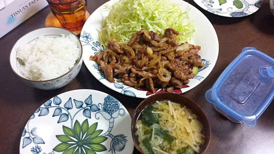 豚肉しょうが焼き&えのきとワカメのお味噌汁～♪|三宅章人  Akihito Miyakeさん