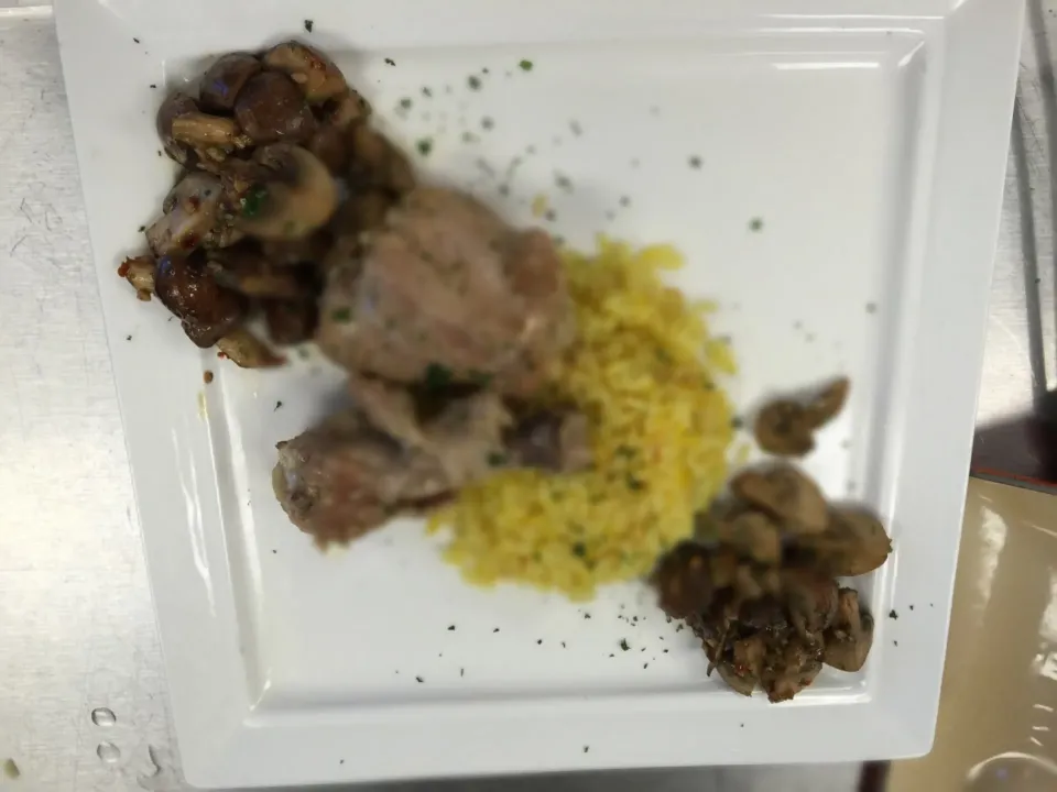 Garlic Chicken and Mushrooms served with Safron and Thyme rice|Jacquie Ramosさん