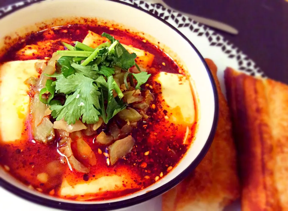 Spicy Tofu broth with fried bun|Elle Kongさん