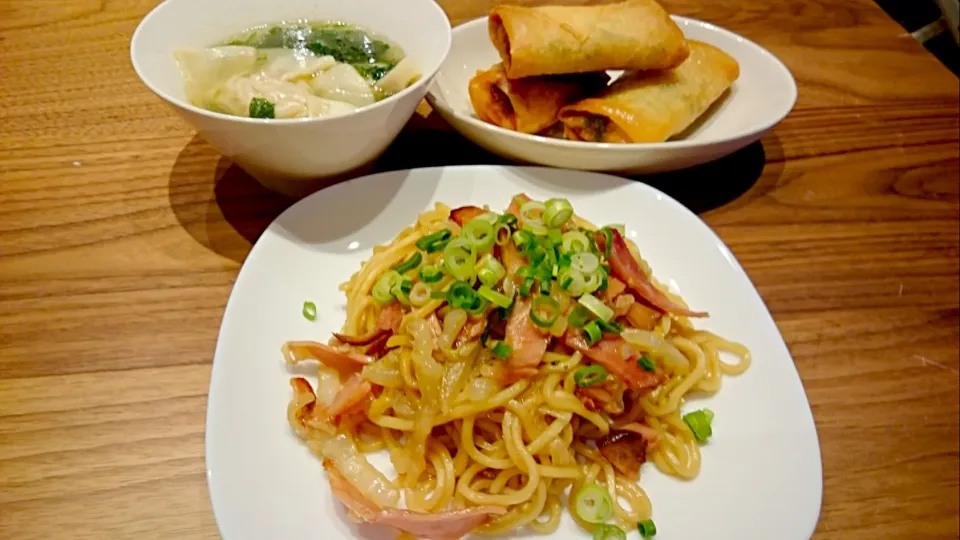 オイスターソース焼きそばとほうれん草ともやしの春巻きと餃子スープ|あやかさん