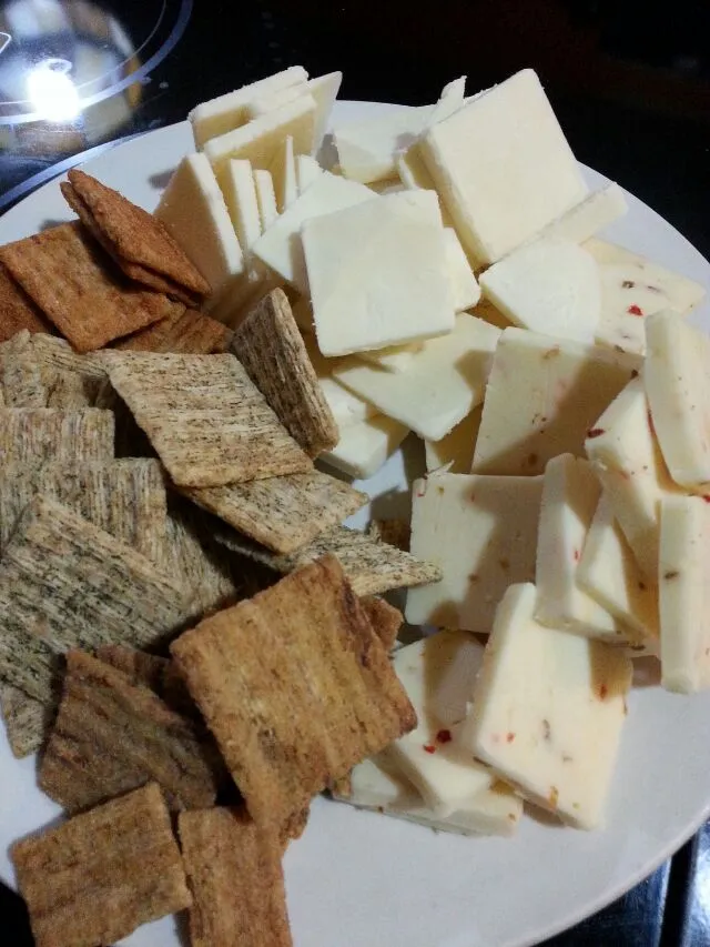 extra sharp cheddar,  jalapeno cheddar,  sweet potato triscuits,  dill triscuits,  and roasted pepper triscuits.|Polly Gelfusoさん