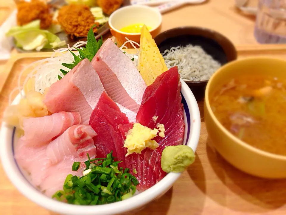 Snapdishの料理写真:本日の市場三昧丼とアラ汁@築地食堂源ちゃん|ふぅちゃんさん