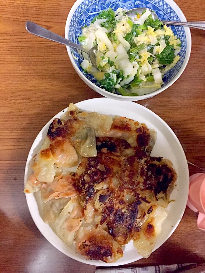 明太子・牡蠣・チーズの焼き餃子・わさび菜と白菜のホタテの貝柱のサラダ|Tarou  Masayukiさん