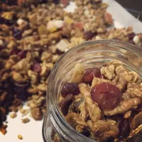 Snapdishの料理写真:Homemade granola|Sweetaddictsさん