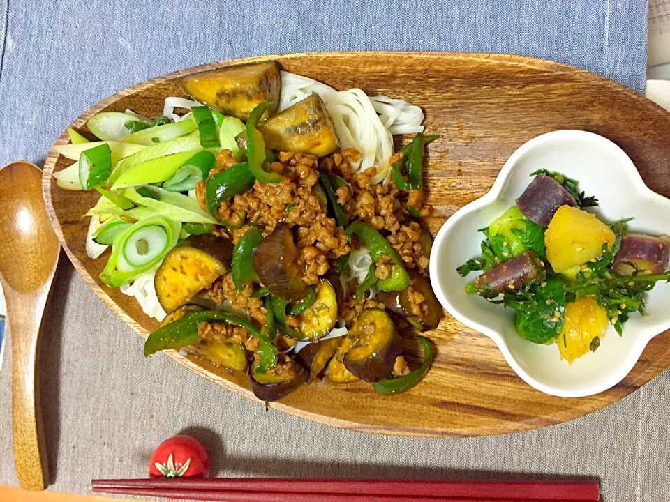 Snapdishの料理写真:糖質0g麺-ソイミートの麻婆茄子-    芽キャベツと人参の胡麻和え|あいさん