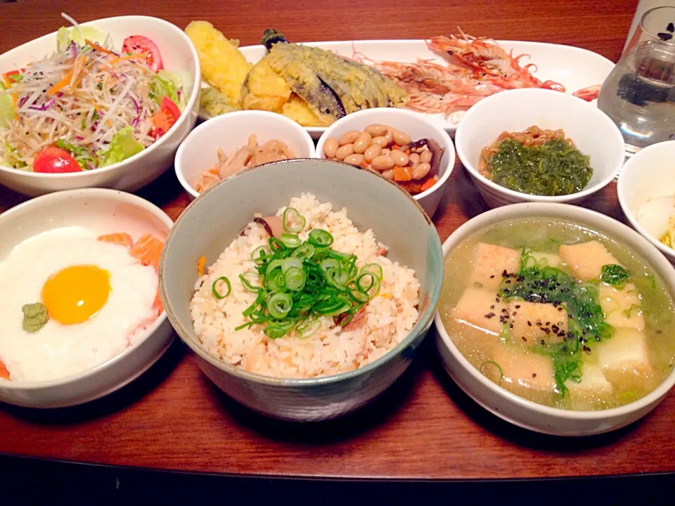 鯛めし＊厚揚げと九条葱の味噌汁＊サーモン山かけ＊赤座エビの鬼殻焼きと天ぷら盛り(^o^)|basilさん