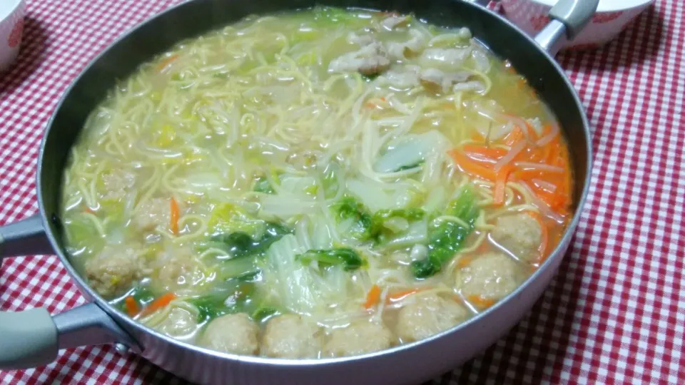 煮込みラーメン(豚ばら薄切り肉･白菜･もやし･えのき･鶏肉団子･人参)|まあるさん