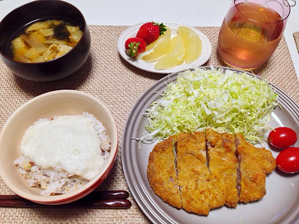 ロースカツ 大根しめじ油揚げワカメの味噌汁 フルーツ|にゃろめさん