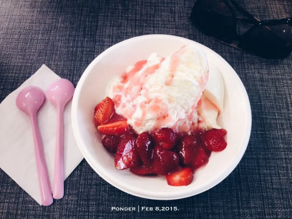 Strawberry Ice Lava 😋🍓🍧 @chiangmaiicehub|ponder.wonderさん