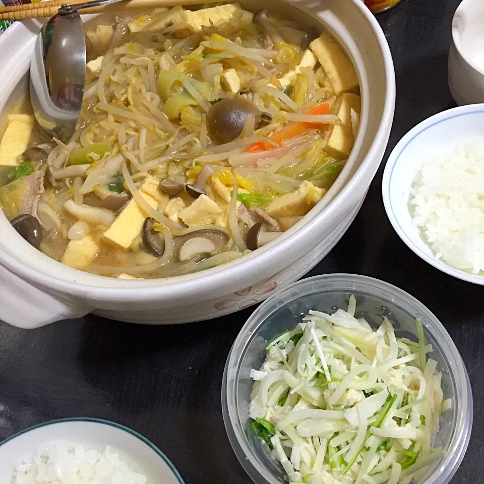 今日の晩ご飯は、野菜たっぷり煮込みラーメンみそ味、ホタテと大根の柚子胡椒サラダ。|ゆえさん