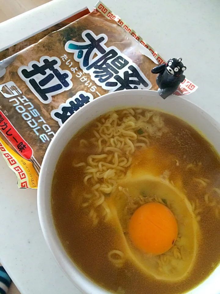 太陽系拉麺 謹製カレー味 生玉子落とし！|大阪カレー部長さん