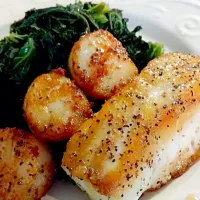 Snapdishの料理写真:#simplysavory #deliciousfood #homemade.  Pan seared Chilean Sea Bass, seared sea scallops and Garlic kale. Yumm.|Shawndell Abramsさん