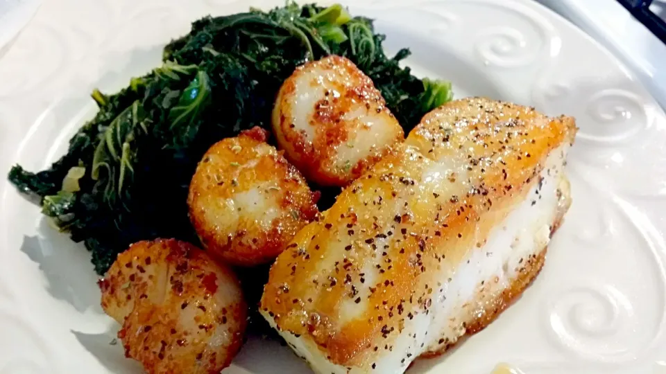 Snapdishの料理写真:#simplysavory #deliciousfood #homemade.  Pan seared Chilean Sea Bass, seared sea scallops and Garlic kale. Yumm.|Shawndell Abramsさん