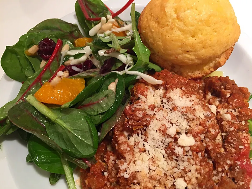 Zucchini pasta with veggie ground beef and Parmesan cheese, corn muffin, mixed greens salad with mandarins, dried cranberries, pine nuts, mozzarella cheese and |Dara Braddockさん