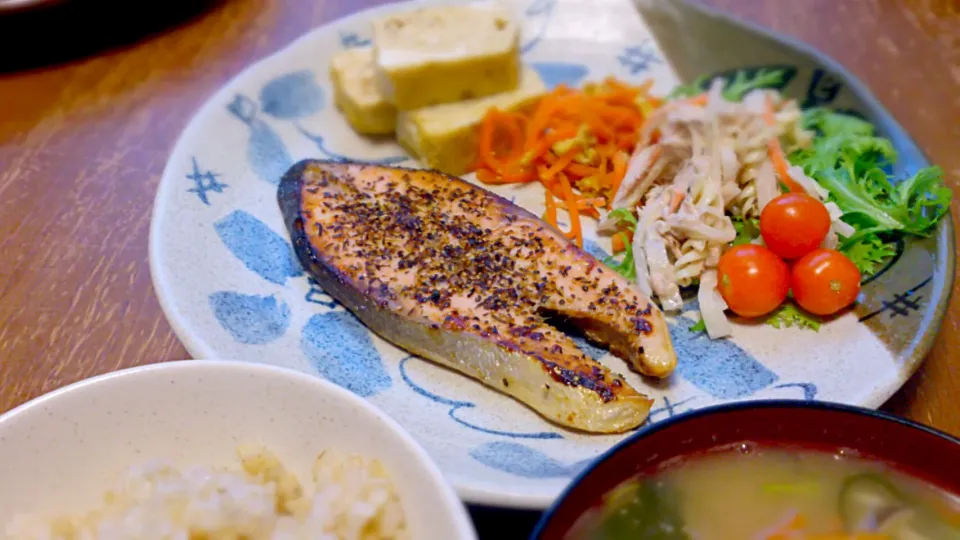 Snapdishの料理写真:焼き魚定食【鮭】|プチテンよすさん