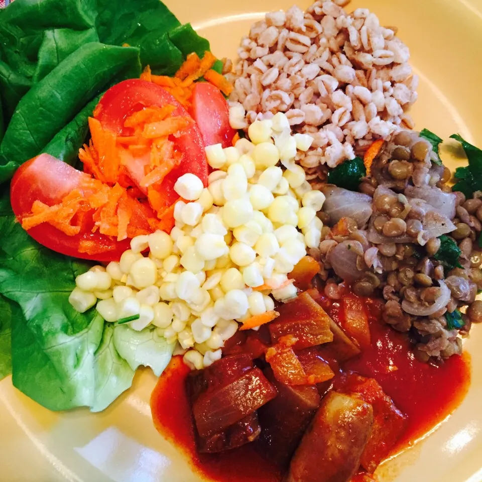 Farro, lentils, eggplant ragu, corn, lettuce, tomato, corn|victoria valerioさん