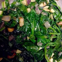 Sautéed spinach with red onion and garlic|Shakoya Singletonさん