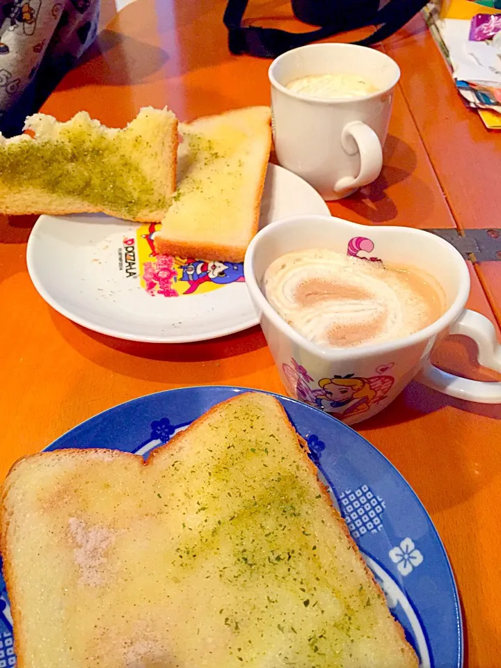 ガーリックトースト、シナモンシュガーをかけて🍞  ＆  ウィンナーコーヒー☕️|ch＊K*∀o(^^*)♪さん